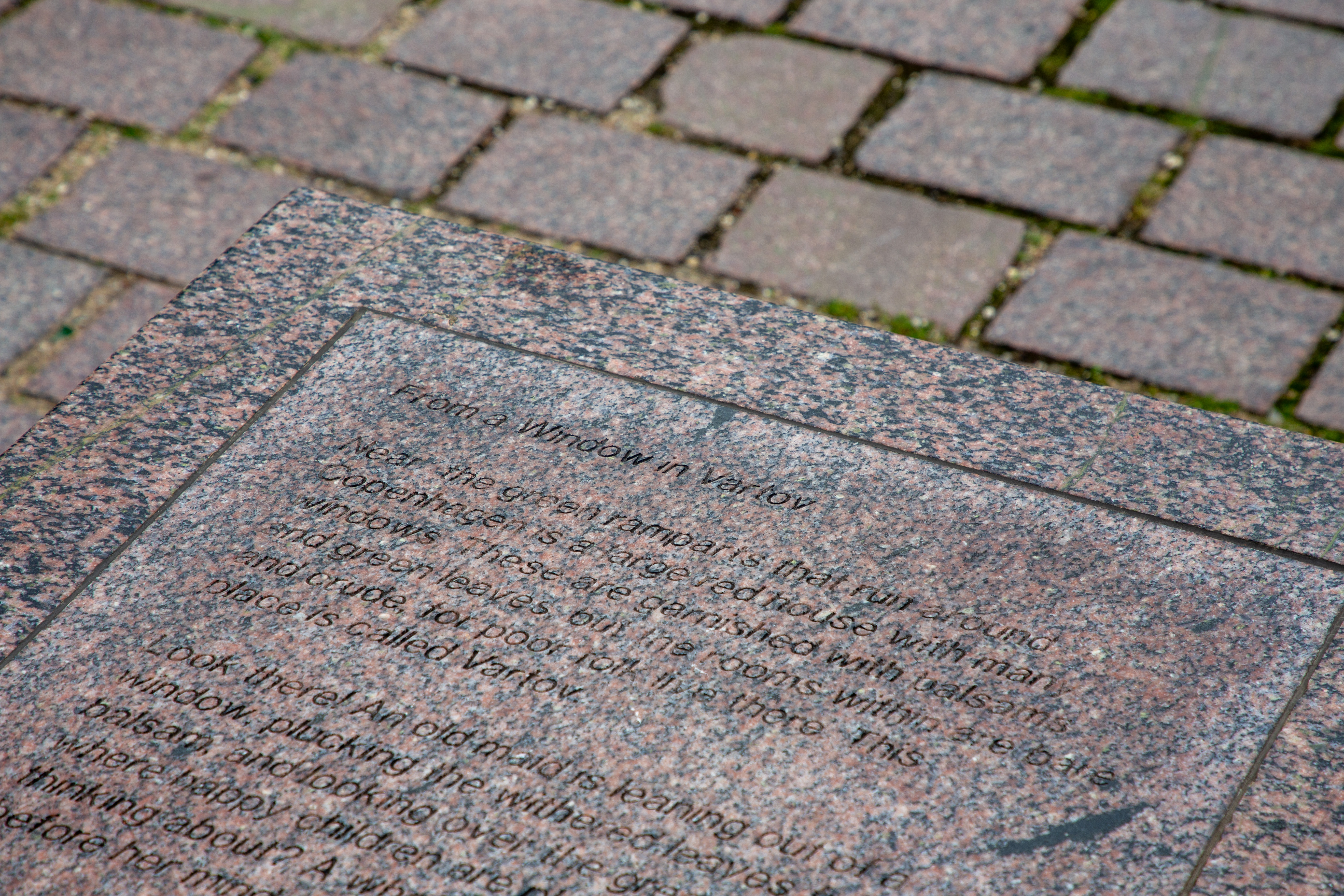 Regnbuepladsen sten med tekst