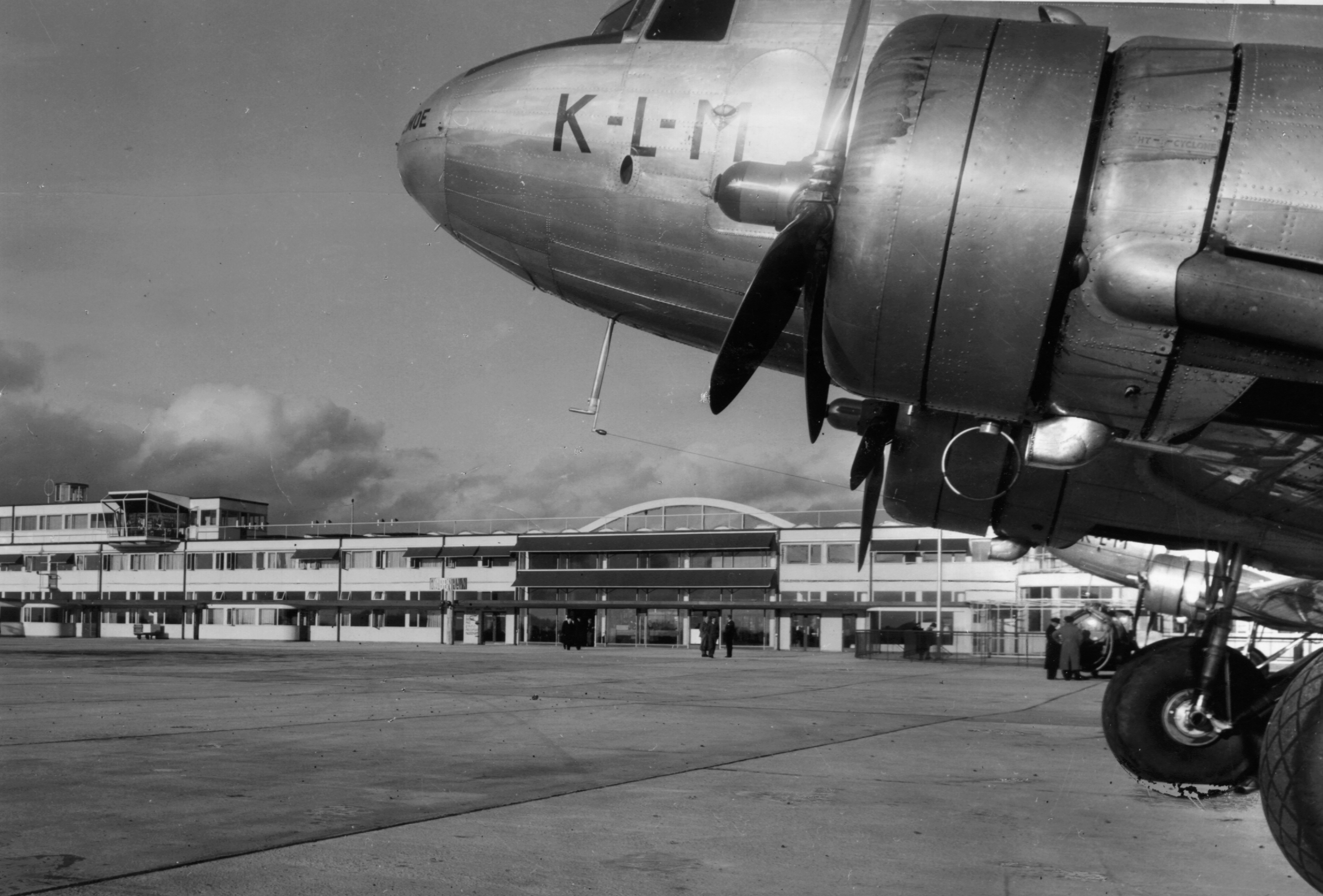Gammelt fotografi af Vilhelm Lauritzen Terminalen med et KLM fly i forgrunden