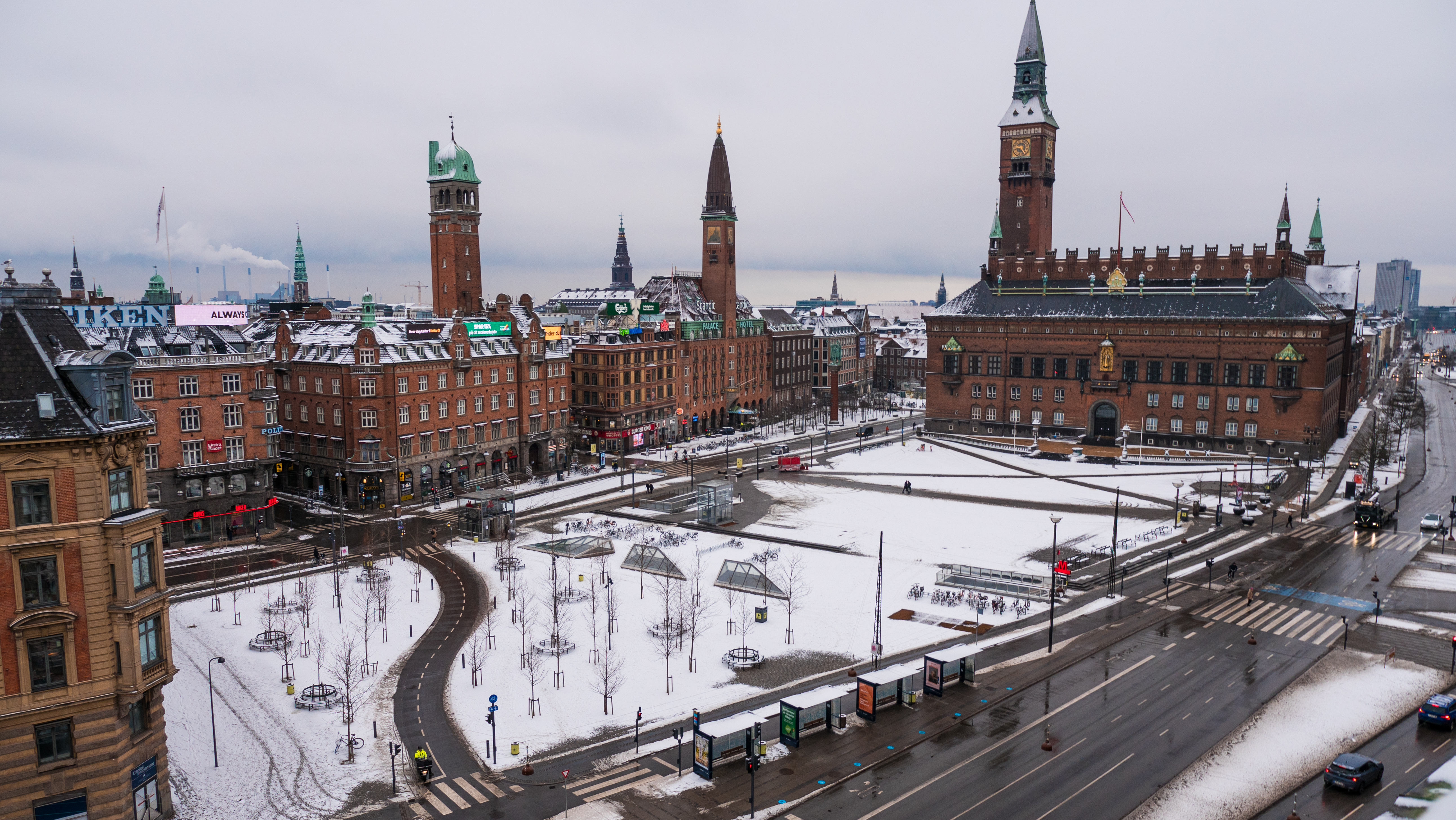 Københavns Rådhus på en vinterdag med sne på Rådhuspladsen
