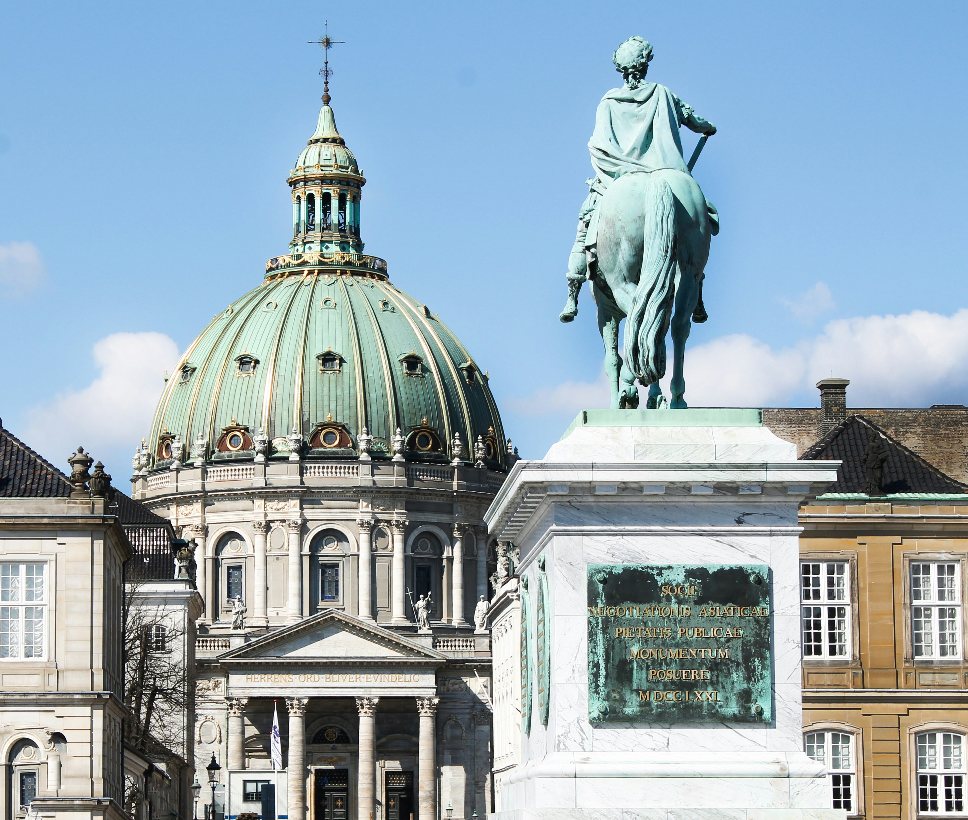 Marmorkirken og statue set fra Amalienborg