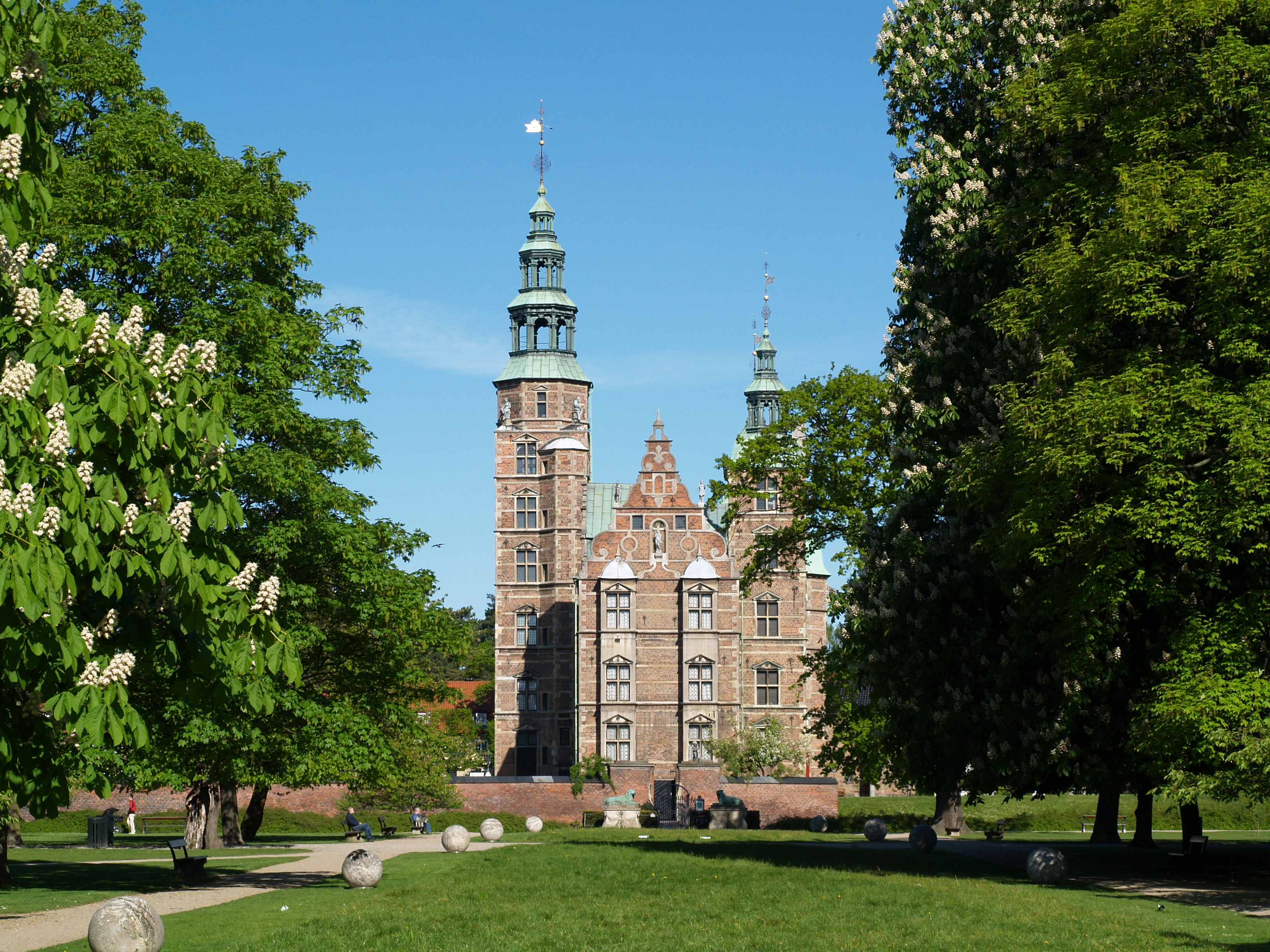 Rosenborgs front blandt træer i parken