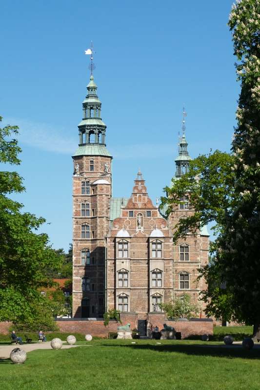 Rosenborgs front blandt træer i parken